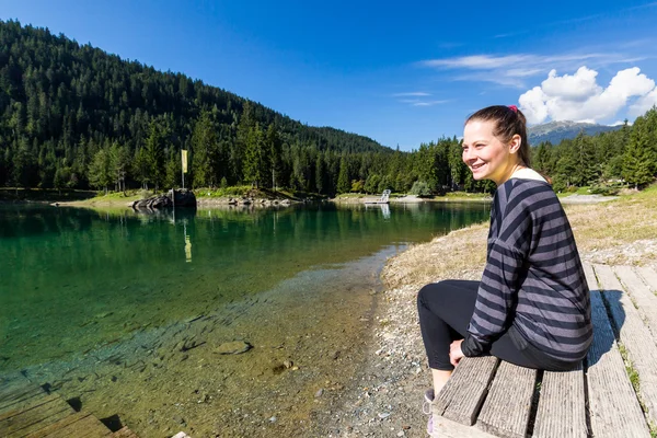 Sport girl at the beach of the Lake Cauma near Flims, Switzerland — Stockfoto
