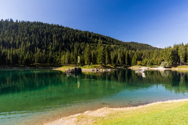 Jezioro Cauma w pobliżu wsi Flims w Szwajcarii w słoneczny dzień — Zdjęcie stockowe