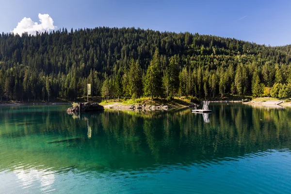 Sjön Cauma nära byn Flims i Schweiz under soliga dagar — Stockfoto