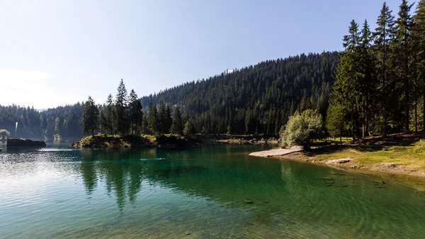 Lago di Cauma vicino al villaggio di Flims in Svizzera — Foto Stock