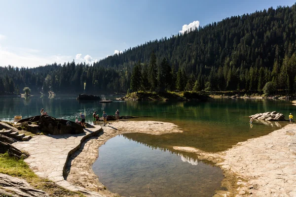 Güneşli bir günde İsviçre'de Flims köyü yakınlarındaki Cauma Gölü — Stok fotoğraf