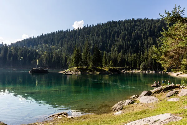 Sjön Cauma nära byn Flims i Schweiz under soliga dagar — Stockfoto