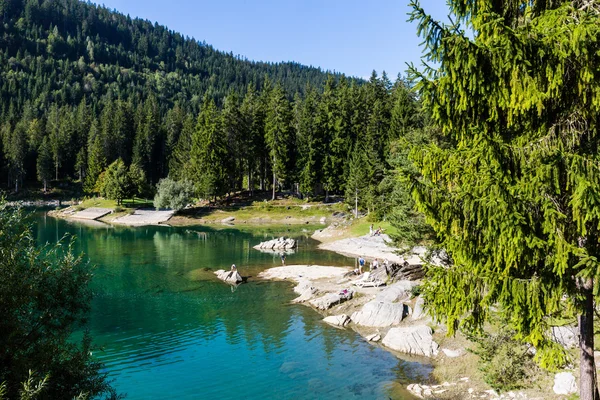 Jezero Cauma poblíž vesnice Flims ve Švýcarsku během slunečného dne — Stock fotografie