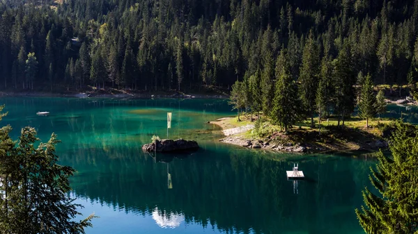 阳光明媚的白天，瑞士弗里姆斯村附近的考马湖 — 图库照片