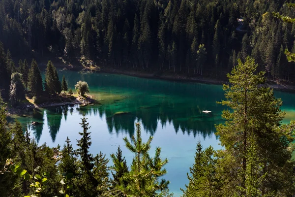 Jezioro Cauma w pobliżu wsi Flims w Szwajcarii — Zdjęcie stockowe