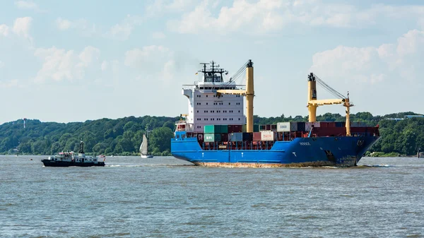 Veduta di una nave nel porto di Amburgo e nel fiume Elba — Foto Stock