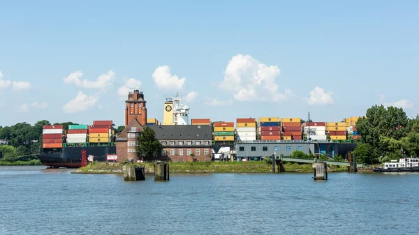 ハンブルク港とエルベ川の船のビュー — ストック写真