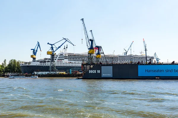 女王メアリー 2 観ハンブルク港の客船します。 — ストック写真