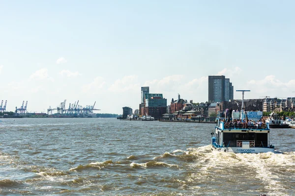 Vue d'un navire dans le port de Hambourg et l'Elbe — Photo