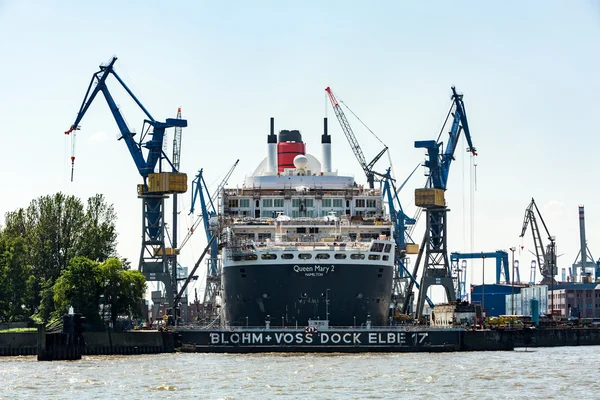 Veduta della nave da crociera Queen Mary 2 nel porto di Amburgo — Foto Stock