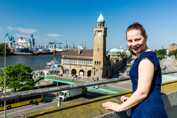 Chica frente a los muelles de St-Pauli en Hamburgo — Foto de Stock