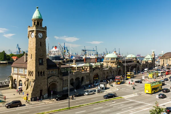 Hamburgs önemli turistik biri St Pauli Piers görünümü — Stok fotoğraf