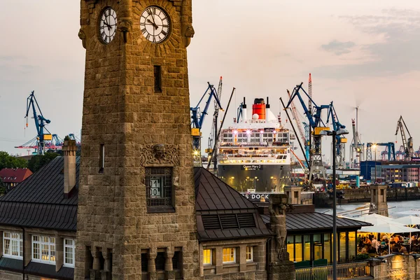St Pauli Piers, Hamburgs önemli turistik biri görünümü — Stok fotoğraf