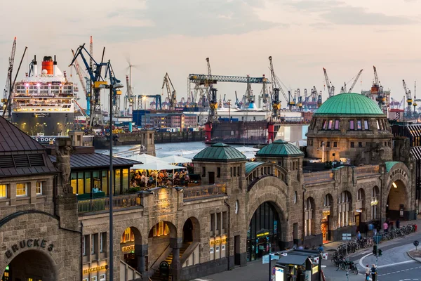 St Pauli Piers, Hamburgs önemli turistik biri görünümü — Stok fotoğraf