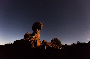 Dengeli Rock gece boyunca Arches National Park