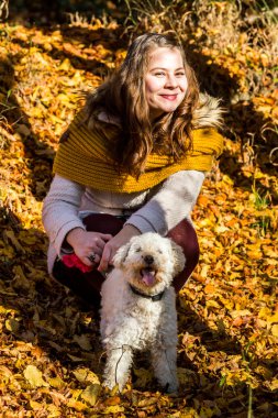 Ormandaki bir fino köpeği ile kız