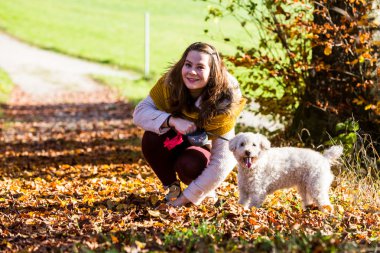 Ormandaki bir fino köpeği ile kız