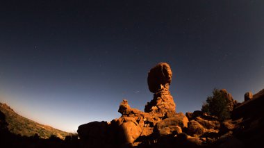 Dengeli Rock gece boyunca Arches National Park