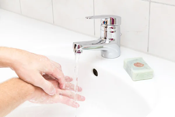 Adam ellerini sabunla yıkıyor. — Stok fotoğraf