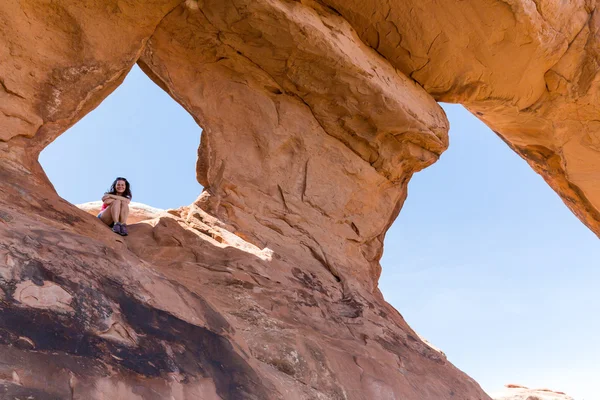 Girl and the view of the Partition Arch in the Arches National Park — Stock Photo, Image