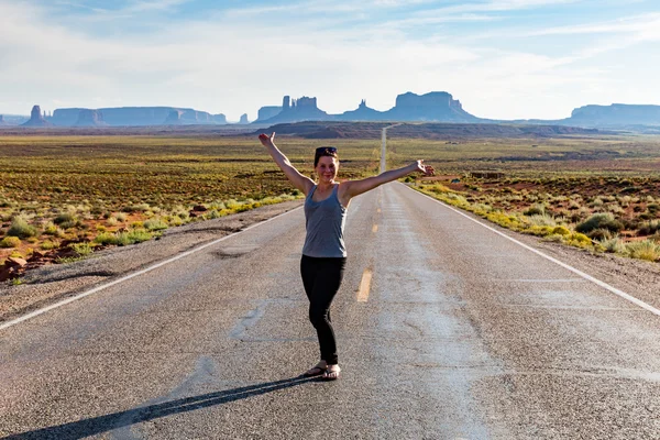 Menina na estrada perto de Monument Valley — Fotografia de Stock