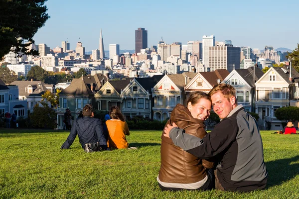 Casal com vista para o horizonte de São Francisco — Fotografia de Stock