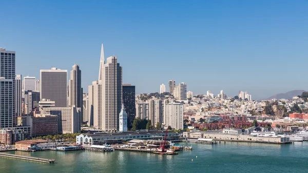 Uitzicht vanaf Treasure Island naar San Francisco — Stockfoto
