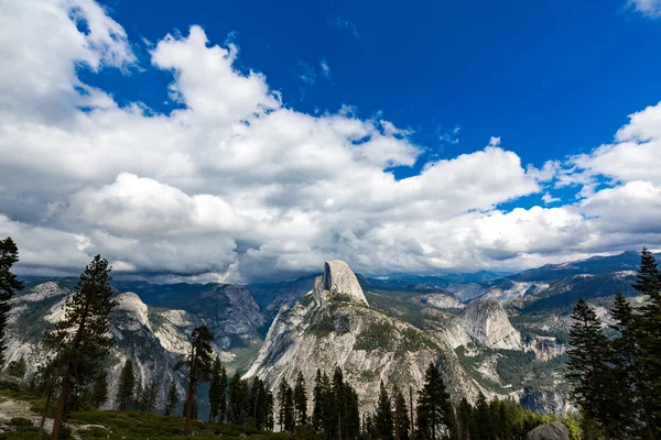 Meia cúpula no Parque Nacional de Yosemite, Califórnia — Fotografia de Stock