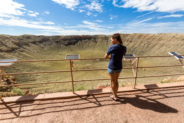 Meisje en de weergave van de Meteor krater, Flagstaff (Arizona) — Stockfoto