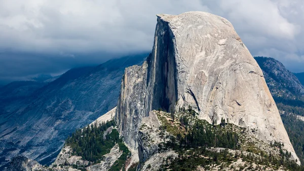 Media cúpula en el Parque Nacional Yosemite, California — Foto de Stock