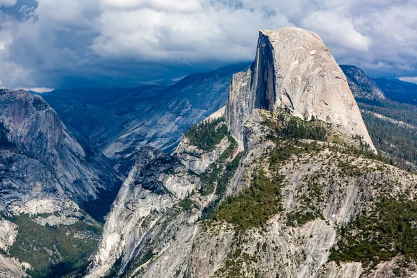 Media cúpula en el Parque Nacional Yosemite, California —  Fotos de Stock