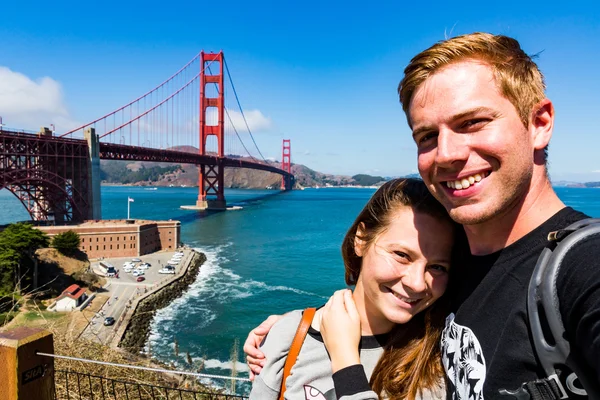 Couple in front of the Golden Gate Bridge, San Francisco — Stock Photo, Image