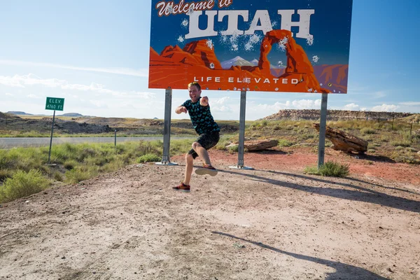 跳跃到犹他州标志的人欢迎前 — 图库照片