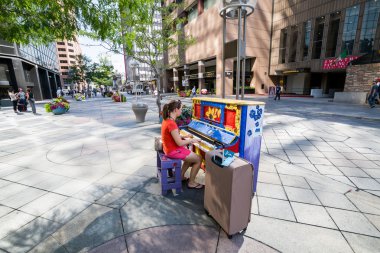 Denver, Colorado'da ana alışveriş caddesi