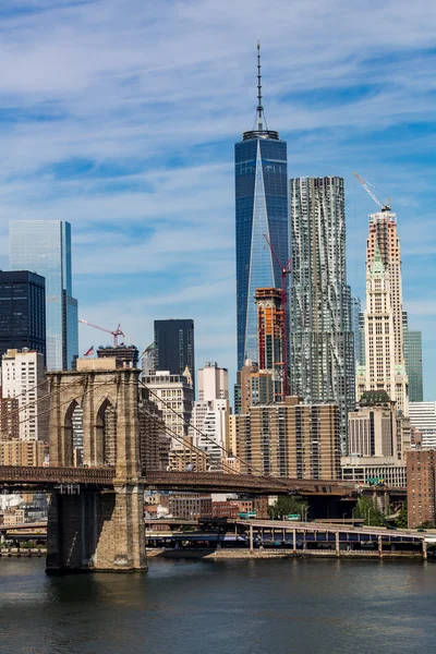 Θέα στην γέφυρα του Μπρούκλιν σε μια καλοκαιρινή μέρα — Φωτογραφία Αρχείου