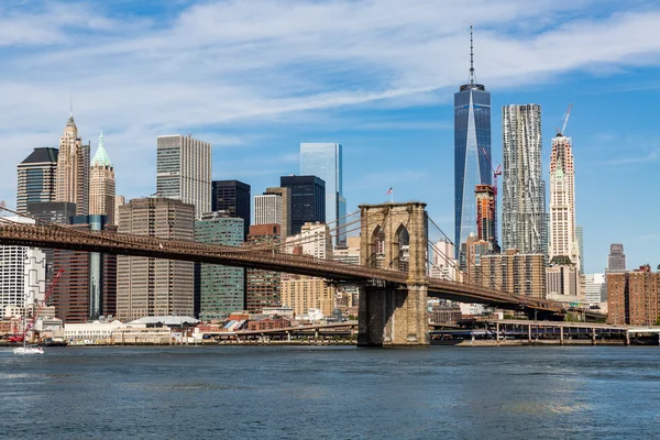 Názory z brooklynského mostu na letní den — Stock fotografie