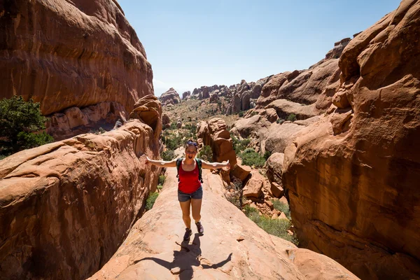 Dívka, turistika v národním parku arches — Stock fotografie