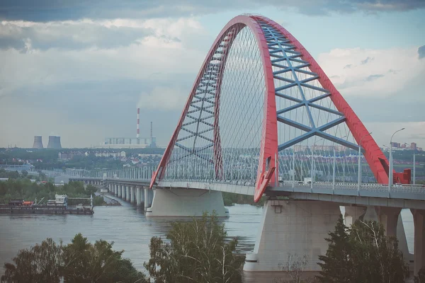 Röd bågbro i Novosibirsk, Ryssland — Stockfoto