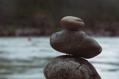 Latza - Geçitlerdeki büyük taşlar piramidi, dağ tepeleri, kutsal yerler veya 