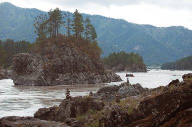 Bir grup turist Katun Nehri 'nde rafting yapıyor. Altai Dağı