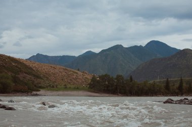 Batan güneş, Katun kıyısındaki Gorny Altai, Ilgumen nehirlerinde vadiyi aydınlatıyor, Kur-Kechu.