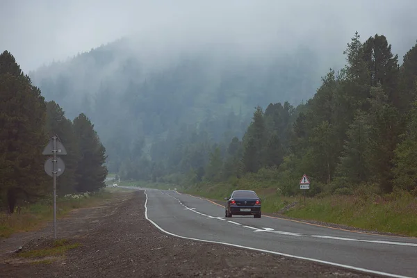 Carro Nevoeiro Pela Manhã Estrada Chuisky Altai Mountains — Fotografia de Stock