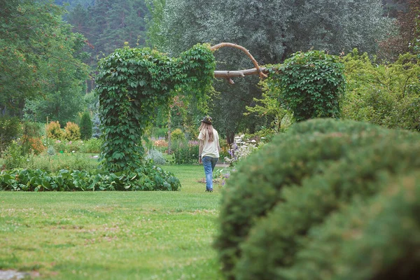 Dziewczyna Spacerująca Ogrodzie Botanicznym Wśród Drzew Gorny Altai Ust Sema — Zdjęcie stockowe