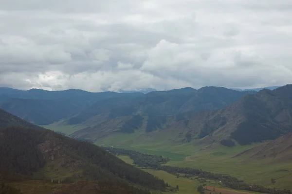 Chike Taman Geçidi, Altai Dağları, Chuysky Yolu 'ndaki gözlem güvertesinden vadiye bak.