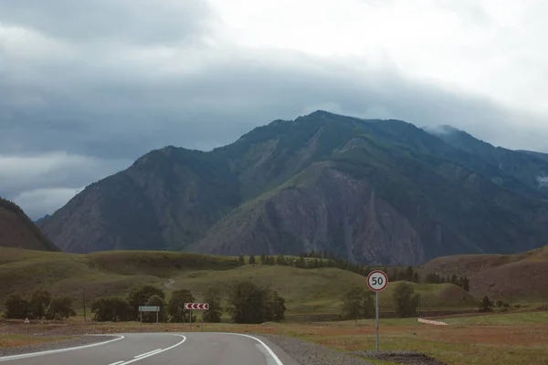 Sinal Limite Velocidade Estrada Área Chuisky Contra Fundo Uma Paisagem — Fotografia de Stock