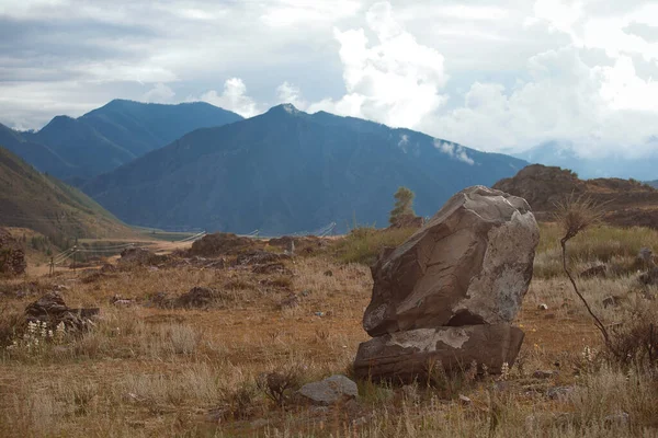 Rocas Piedra Sobre Fondo Las Montañas Región Aktash Montañas Altai —  Fotos de Stock