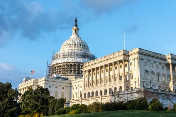 Le Capitole des États-Unis avec des échafaudages réduits dans le cadre du projet de restauration du dôme — Photo