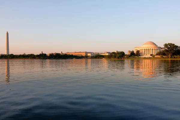 Jefferson Memorial och Washington Monument i skymningen under den gyllene timmen — Stockfoto