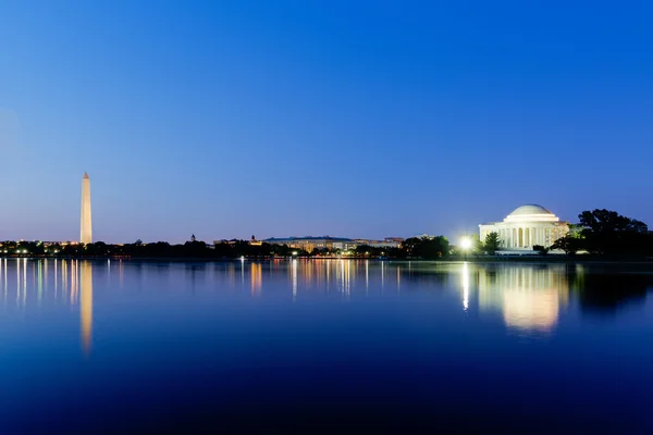 Jefferson památník a Washington Monument za soumraku během zlaté hodiny — Stock fotografie