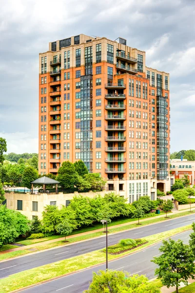 Hög modern lägenhet byggnad i Reston, Virginia. Villaarkitektur — Stockfoto